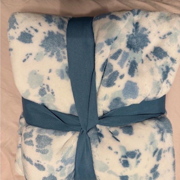 Berkshire Soft Teal and White Patterned Throw - Picture 2 of 2